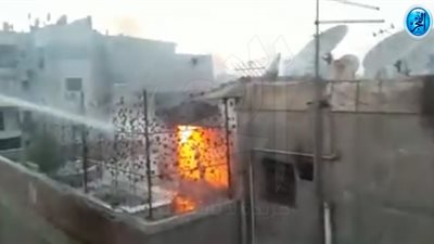 حريق يلتهم عقار بالدقي ومحاولات للسيطرة على النيران (فيديو)