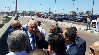 وزير النقل يتفقد ميناء الدخيلة البحري