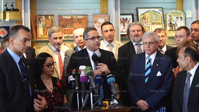 وزير الآثار يفتتح معرض المستنسخات الأثرية وعرض برديات (صور)