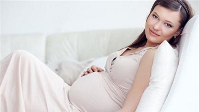 دراسة: إسراف الحوامل في الدهون والسكريات يشكل خطورة على المولود