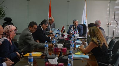 وزير البيئة ومحافظ المنيا يناقشان تطوير مصنع العدوة لتدوير المخلفات