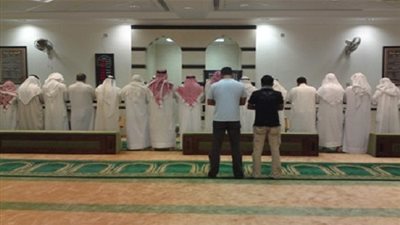 حكم صلاة المنفرد خلف الصف.. (فيديو)