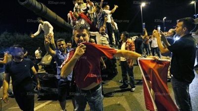 احتفالات في اسطنبول بعد فشل الانقلاب