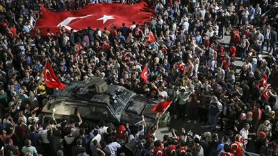 أردوغان يطالب الجماهير البقاء في الشارع حتى إنهاء محاولة اﻻنقلاب 