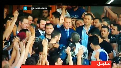 عاجل.. أردوغان يرفع إشارة 