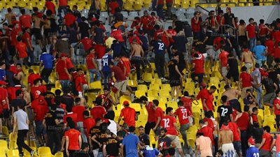 الألتراس يؤازر أصدقاءه المصابين أمام مستشفى العامرية (صور)