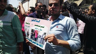 حملة الماجستير يقطعون الطريق أمام نقابة الصحفيين (صور)