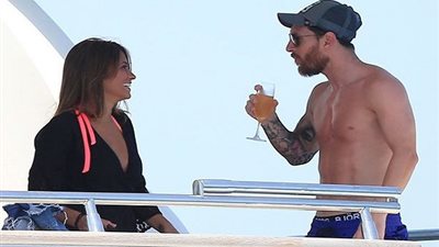 جنون ميسي.. مشجع يسبح للوصول إلى يخت 