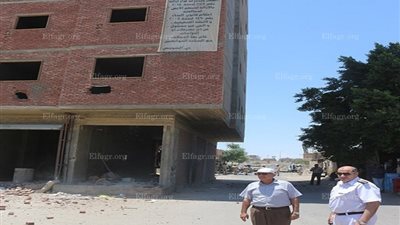 تنفيذ قرار إزالة البرج السكني المخالف بمنطقة الفرز بالسويس (صور)