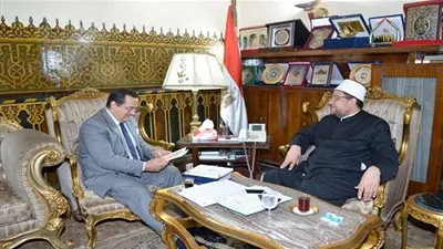 وزير الأوقاف يهدي سفير مصر في أورجواي مطبوعات الوزارة المترجمة