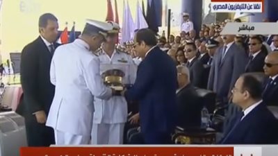 السيسي يتلقى هدية تذكارية خلال حفل تخرج دفعة جديدة لـ