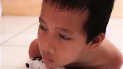 طفل بدون أطراف يحترف ألعاب الـ