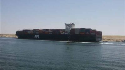 عبور 50 سفينة لقناة السويس بحمولة 2.8 مليون طن