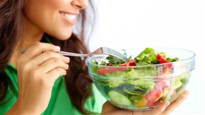 تحذير من تناول السلطة الجاهزة دون غسلها بعد وفاة 