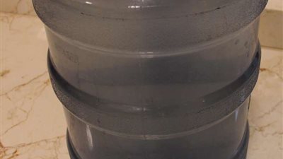 بلاغ مواطن يقود إلى ضبط مخالفات بالجملة في مصنع مياه شرب بالطائف