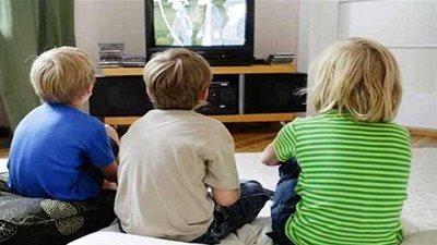 جلوس الأطفال أمام التلفزيون فترات طويلة يؤثر على كثافة عظامهم