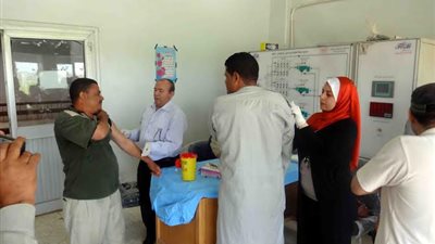 تطعيم 600 عامل بشركة مياه الشرب والصرف الصحي بسوهاج