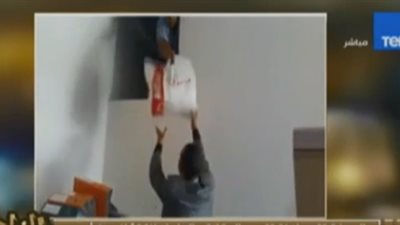 الصدفة تقود لاكتشاف مخبأ سري لإخفاء مستندات تخص فساد القمح (فيديو)