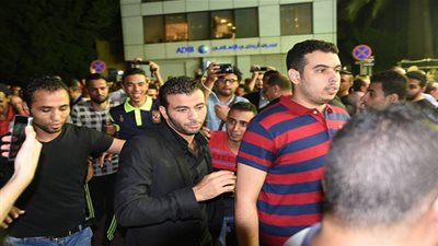 بالفيديو.. محبي عماد متعب يلتفون حوله خلال تقديمه واجب العزاء في طارق سليم  