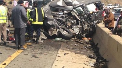 مصرع وإصابة 14 فى حادث تصادم سيارتين أمام مصنع الأسمنت ببني سويف