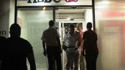 ننشر معاينة موقع حادث الهجوم على مجند شرطة أمام بنك HSBC  بالدقي 