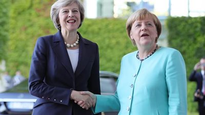  تيريزا ماي تلتقي ميركل في أول زيارة رسمية خارجية
