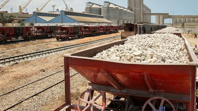 وصول 70 ألف طن من خام السن إلى ميناء دمياط (صور)