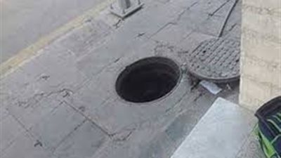 سقوط عدد من المواطنين داخل 