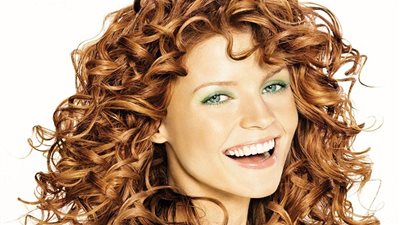 تعرفي على الطرق الصحيحة للإعتناء بالشعر المجعد