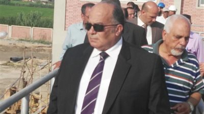 محافظ الدقهلية يحيل رئيس قرية بساط للشئون القانونية بسبب القمامة 