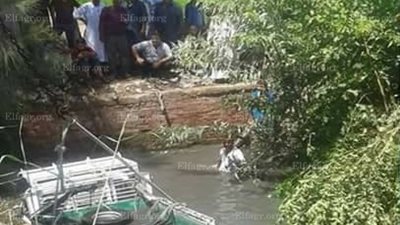 إصابة شخصين فى حادث انقلاب سيارة بالترعة بالشرقية