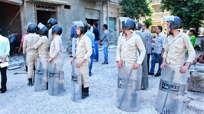 حى السويس يستكمل اعمال إزالة البرج المخالف بمنطقة الفرز ..(صور)