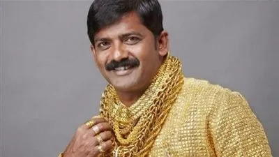 رجل يشترى قميص مصنوع من الذهب الخالص ليبهر به النساء.. وكانت النهاية مؤسفة  