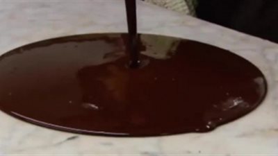 كيف يحولون الحبوب البنية المرة إلى الشكلاطة لذيذة