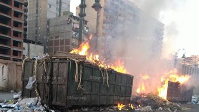 مواطنو الإسكندرية يلجأون إلى حرق القمامة في الشوارع بعد تراكمها (صور)
