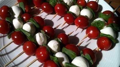  طريقة تحضير أسياخ الموزاريلا مع الطماطم الشهية