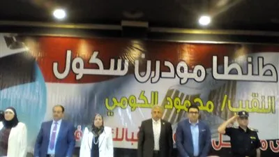 الكومي يقف على أطرافه الصناعية أثناء السلام الوطني خلال حفل تكريمه 