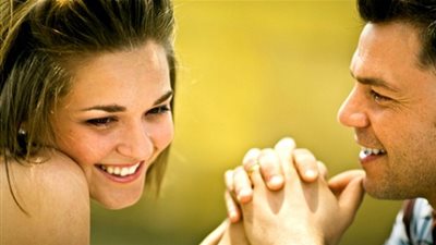 5 علامات سرية تؤكد أن زميلتك معجبة بك