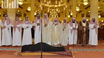 أمير الرياض يؤدي صلاة الميت على الأميرة نورة بنت مساعد