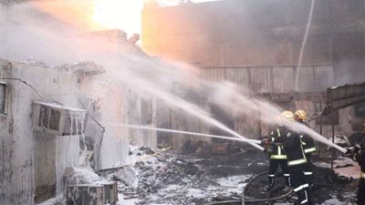 مدني مكة يسيطر على حريق في مخزن ومعمل بشارع جرهم 