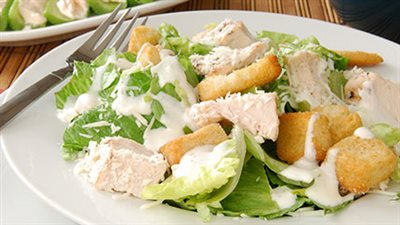  طريقة تحضير سلطة سيزر دجاج الذيذة