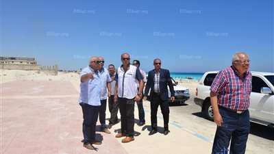 محافظ مطروح يتفقد كورنيش الأبيض الجديد ويشدد على إزالة القمامة