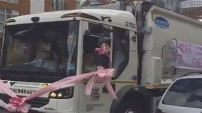 عروسة تصل إلى حفل زفافها على متن سيارة 