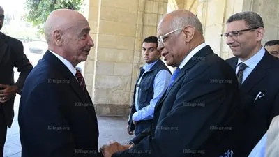 على عبد العال يهدى نظيره الليبى درع 