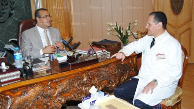 رئيس جامعة المنصورة يكرم 