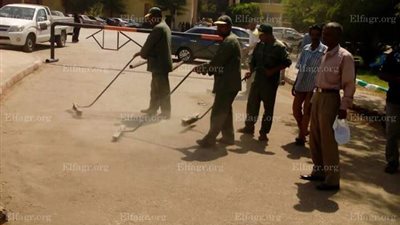 حملة نظافة لرفع الأتربة والمخلفات بمحيط مستشفى الأقصر الدولي (صور)