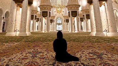 هل يجوز للمرأة الصلاة بدون جوارب أو بثوب لا يستر القدمين؟.. (فيديو)