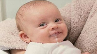  4 علاجات طبيعية فعالة لعلاج مشكلة ارتجاع المريء عند الأطفال