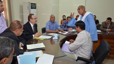 محافظ بني سويف يوجه بحل مشاكل الصرف الصحي في 4 قرى  (صور)