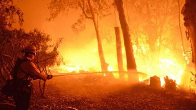 تدمير 34 منزلًا جراء الحرائق في كاليفورنيا